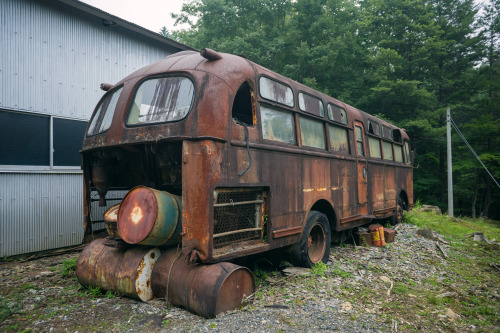  スチームパンク風バス→詳細 Abandoned steampunk-style bus. 