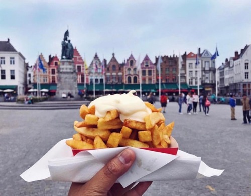 Perfection in nutshell (or rather a handful) #globaleats #belgium #lifeofadventure // ThreeGirlsOnAW