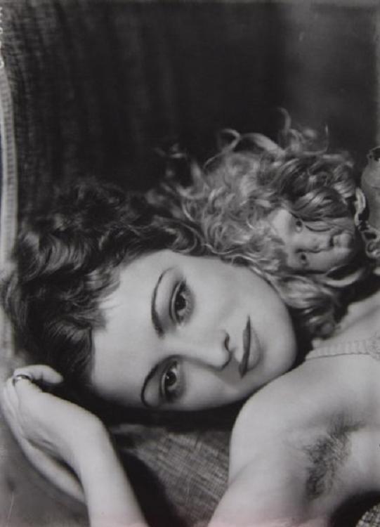 regardintemporel:  Aram Alban - Modèle à la poupée, ca. 1930 Also 