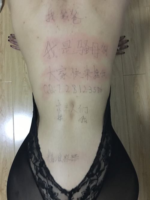 ccdjb: 骚妻的情趣装，特别爱舔脚，愿意当狗奴，纯正的人妻，外表美丽，内心无比风骚淫荡，大家可以无下限意淫，后续还有很多精彩照片，请大家时时关注这个骚婊子，转发请附带评论