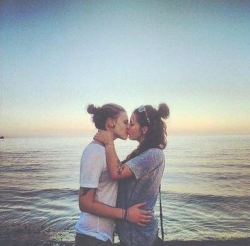 kissing by the beach is the cutest thing ever. -x