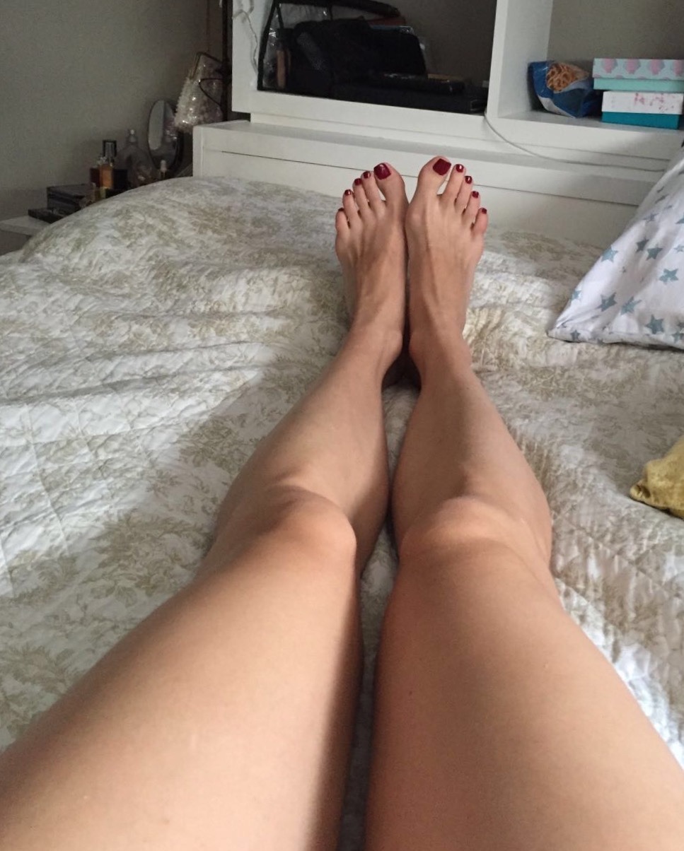 toe-tastic: Wanna see more then the soles of her pretty feet? Hookup with a cute