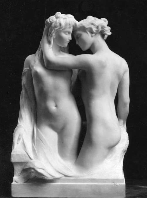 destrucsdansmatete:Le secret, Victor Rousseau 1917 - marbre - 49 cm x 31.5 cm x 20.5 cmMusées Royaux