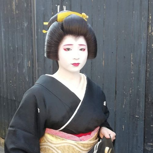 Portrait of Geiko Umehina on the day of her erikae(SOURCE)