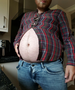 dcgluttonhog:  theforeverbig: Don’t think I can wear this no more 🤔 belly 1: shirt: 0 