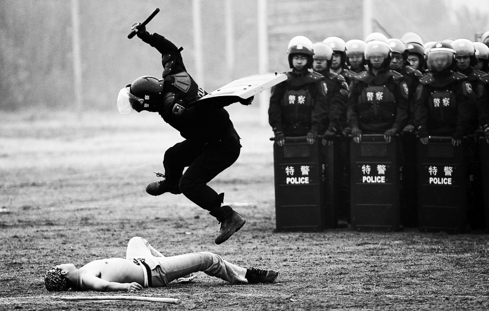 sandinthesoulsystem:  Chinese SWAT officer shows how to ‘control’ a rioter