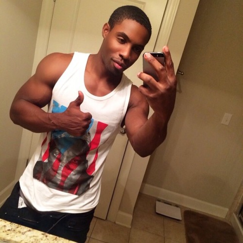 hesoexclusiv:  tastyblkman:  DeAngelo  SEXY