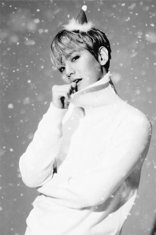 yixingofficial:  merry christmas from your kkreation’s secret santa, @xmastreejun!