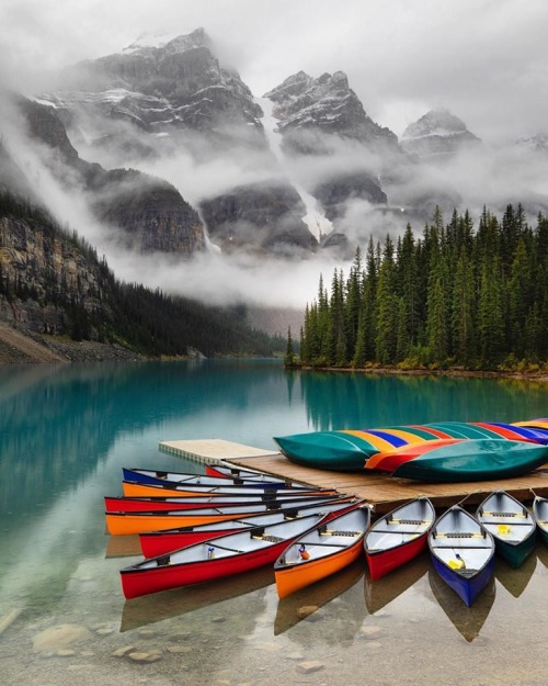 weza: Breathtaking Moraine Lake In Banff