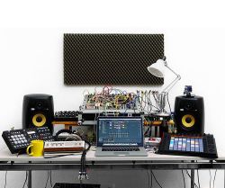 justastudio:  cremacaffe:  Great photo from #RankinAudio guys: http://rankinaudio.com Our SPIKE stand proudly holding the Elektron Rytm.  http://cremacaffedesign.com/spike/  #cremacaffedesign #tabletop #desktop #synth #stand #desktopstand #synthstand