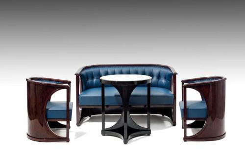 Grupo denominado media luna consistente en una mesa, dos sillones y un sofa por Jacob y Josef Kohn, 