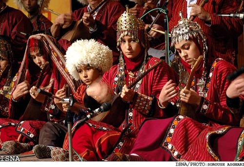 Turkmen traditional clothing (click to enlarge)