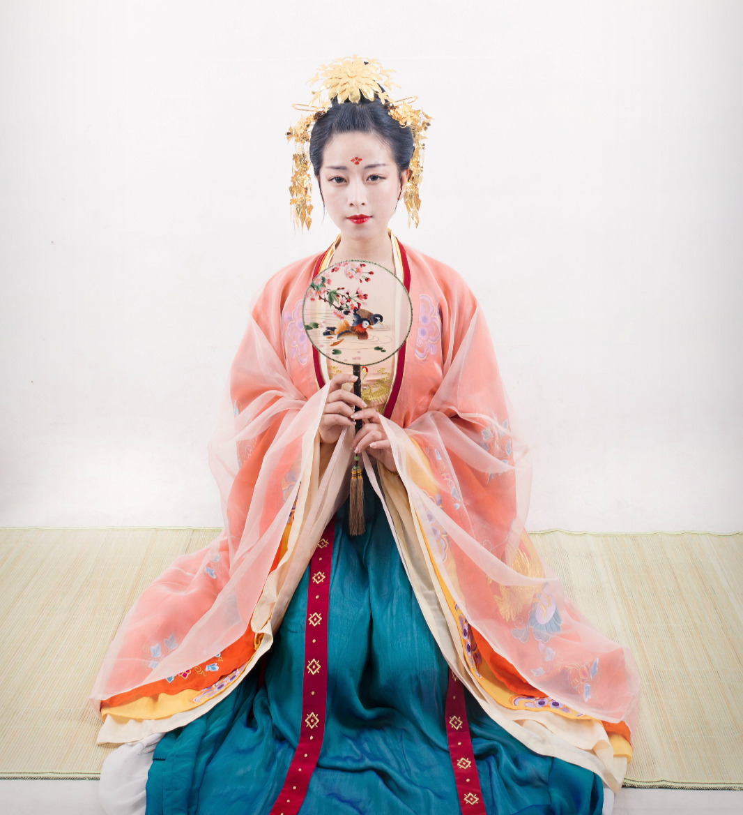 changan-moon:  Traditional Chinese hanfu | Tang dynasty fashion | Clothes by 宴山亭汉服. 