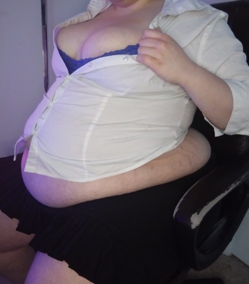 bellybaby98:Fat, lazy secretary anyone?? 🥰🐷God I look like a pig here…I love it. 😘