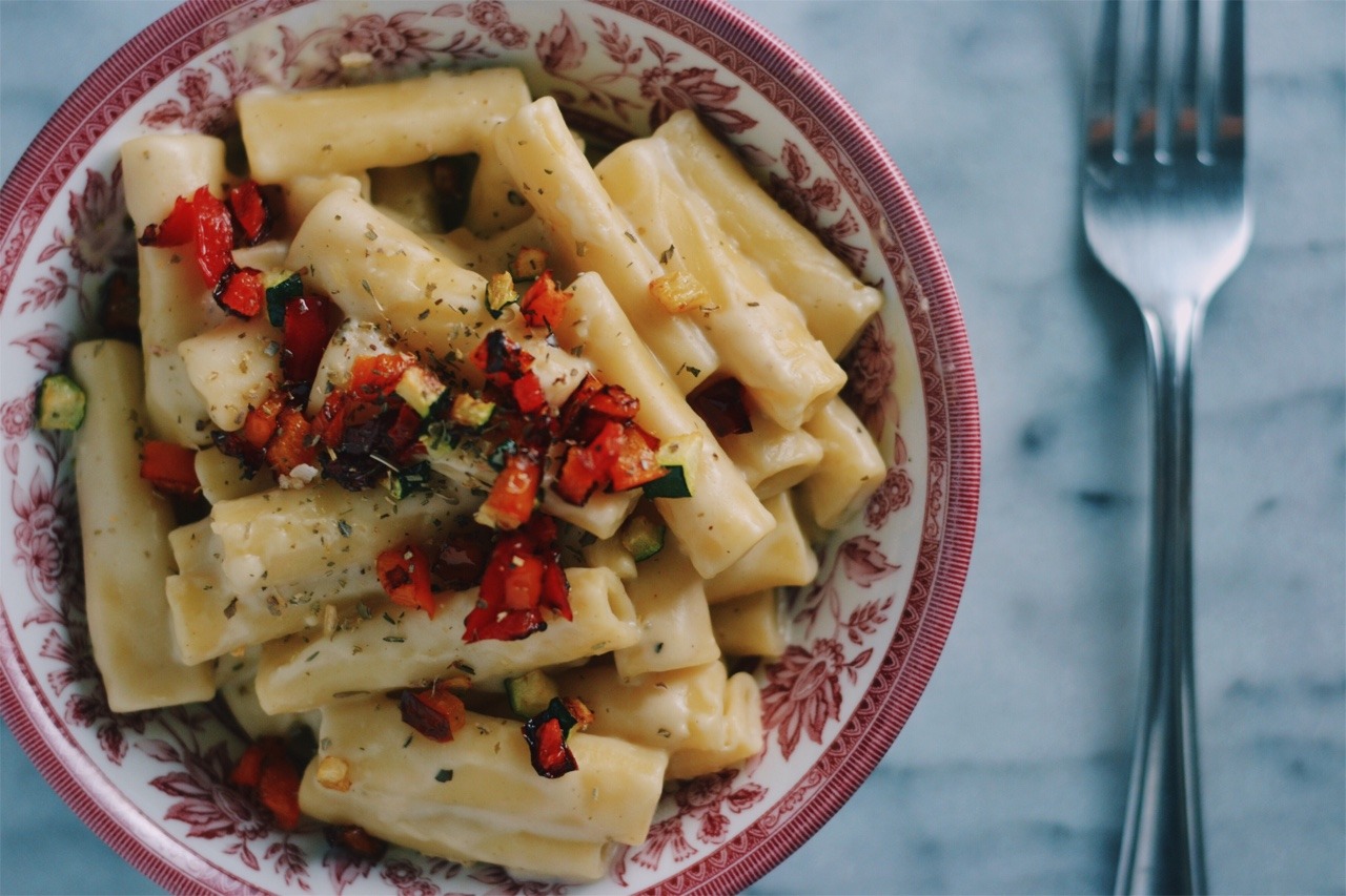 passionforpasta:  mexica-sirena:Vegan Garlic Penne with Sautéed Peppers        