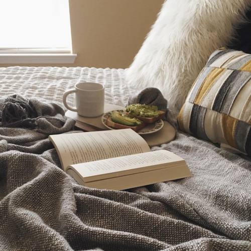 biblio-tea:Morning reading session ☕️❄️~~~~~~~~~~~~~~~~~~~~~~~~~~#books #bookstagram #thesnowchild #