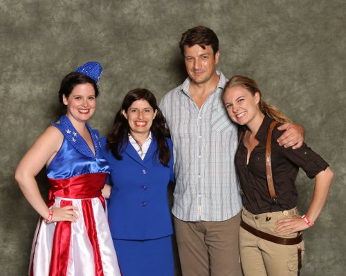 Fan Expo 2014 photo op with Nathan Fillion featuring pinktheatre and geekruminations