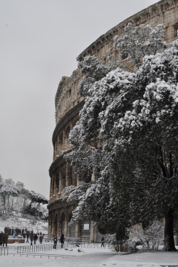 therepublicofletters: evocativesynthesis:  Roma sotto la neve (by agennari)  @metvmorqhoses LOOK SNOW IN ROME 