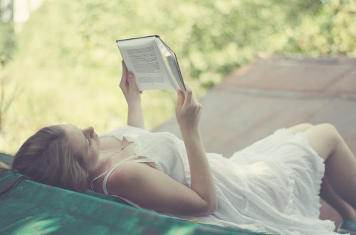 bookporn:  lazy morning. by Ilmari Nen