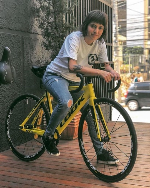 fixiegirls: Repost from @carlitolina Aos sábados usamos Yellow .  _______________________________ #l