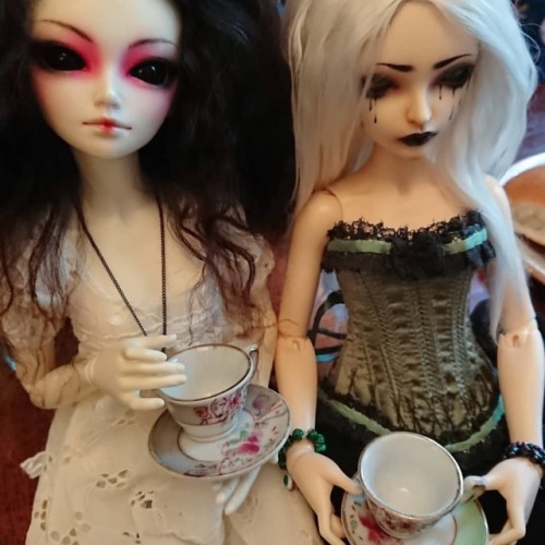 karla-chans-bjds: Ico and Gwyndolyn also went for #afternoontea. Luckily no poisoning went on, and w