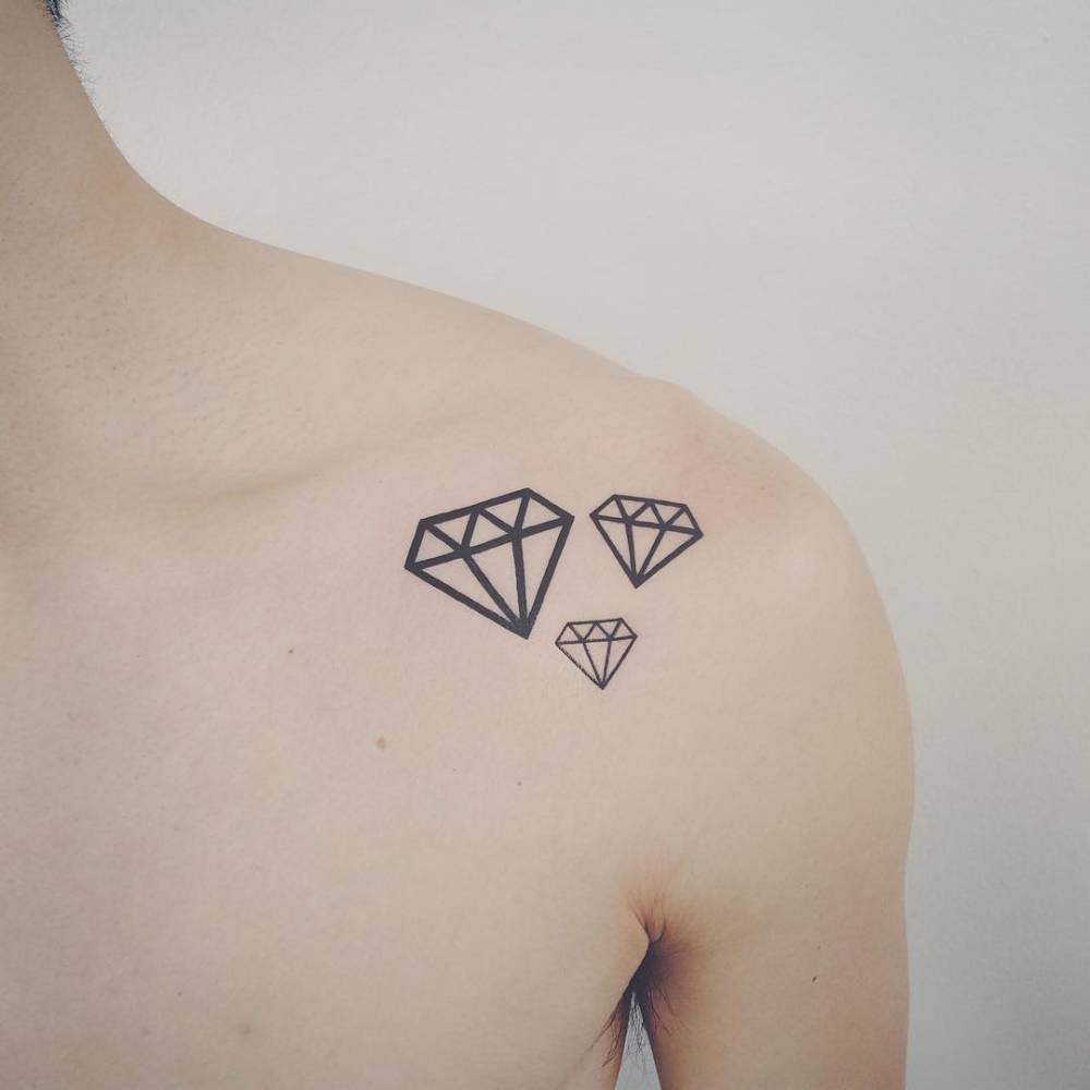 cutelittletattoos:  The different size diamonds on the shoulder. Tattoo artist: Doy