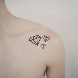 cutelittletattoos:  The different size diamonds on the shoulder. Tattoo artist: Doy 