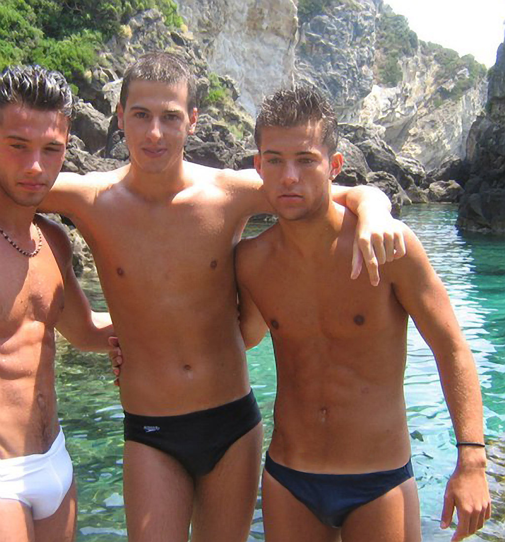 briefsgalore:  Every day new hot guys showing off their body in briefs or speedos!