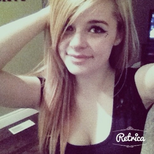 b-m-love: #black #croptop #blonde #longhair #retrica #bellyring #piercing #lesbian #gay #deadends #i