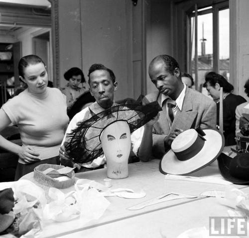 Studying millinery in Paris(Dmitri Kessel. 1949)