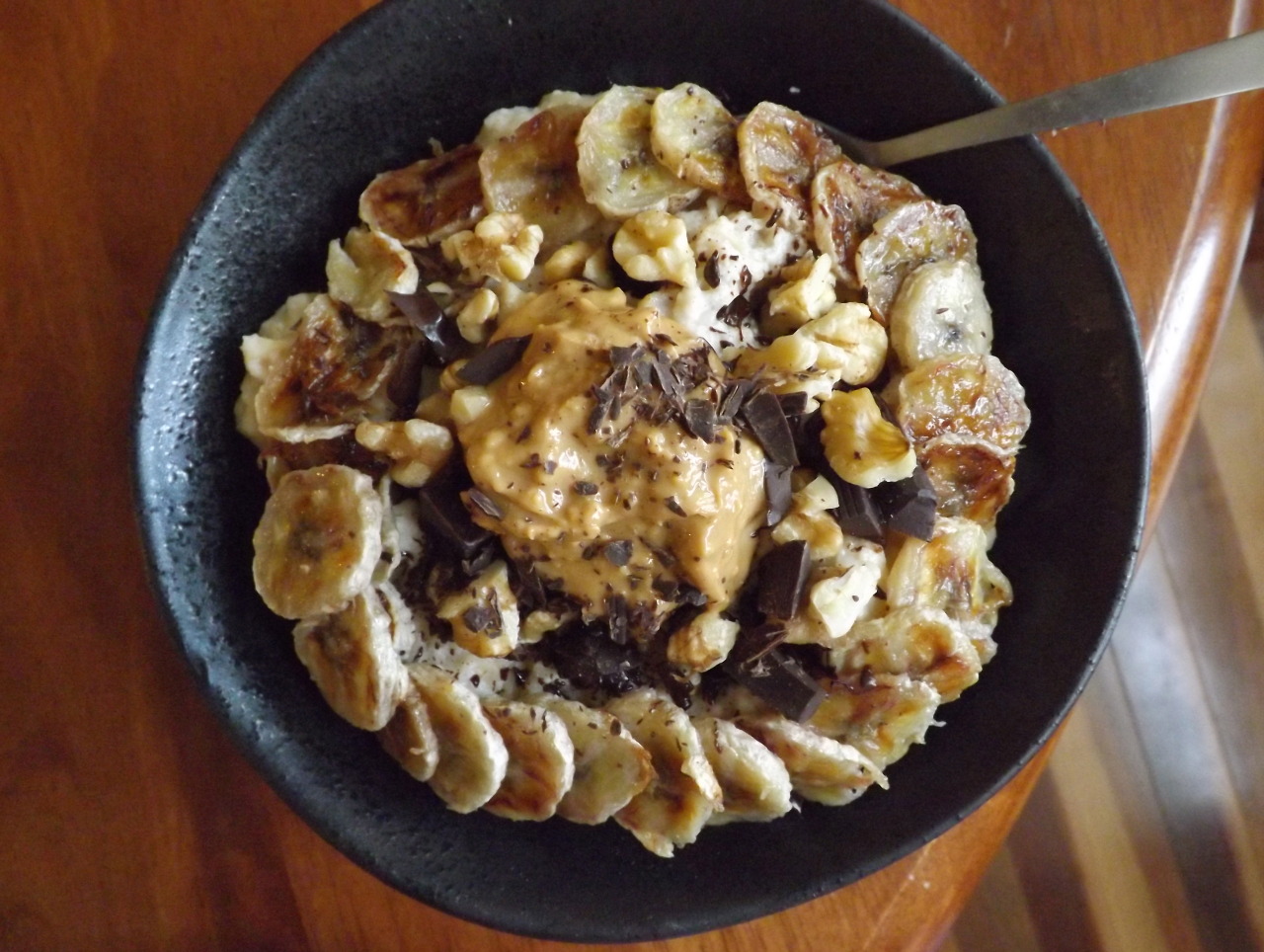 megora-celine:  oatmeal with caramelised banana, walnuts, peanut butter and dark