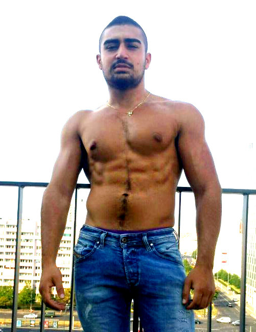 roaminfan-two:  Waow !!! Very very hot Rebeu !!! Yuuuuuuummm !!!