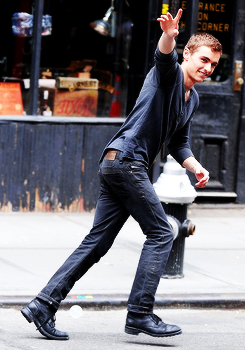 xitsamensworld:  Dave Franco | on the set of ‘Now You See Me’. 