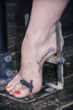 bondage-post:  BDSM pictures: Foot torture