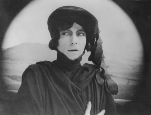 fawnvelveteen:Asta Nielsen in Hamlet, 1921