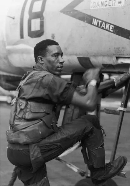 retiredspook:moosemarine:semperannoying:Lt. Gen. Frank E. Petersen Jr., the first ever black Marine 