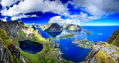 fritzybeat:  I just found my new favorite place on planet earth.Reine, Norway.  Oh wow <3