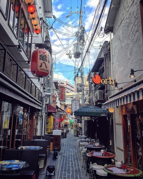 Esta es una de mis calles favoritas de #Osaka para pasar las tardes de verano.  #Japoneando (at Osak
