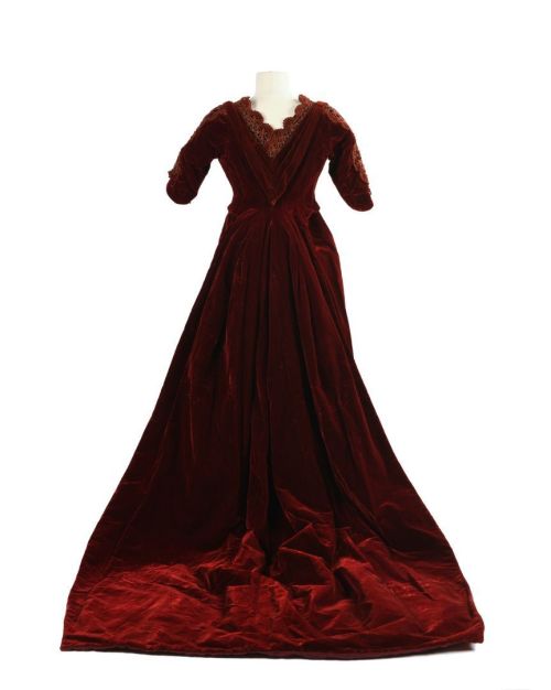 Reception dress ca. 1890From Enchères Sadde via Interencheres