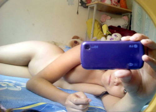 themalaysexaddict:  Bulu pun macam tak tumbuh lagi je… Dah pandai hantar selfie bogel dah. Apa nak jadi dengan budak budak sekarang ni?