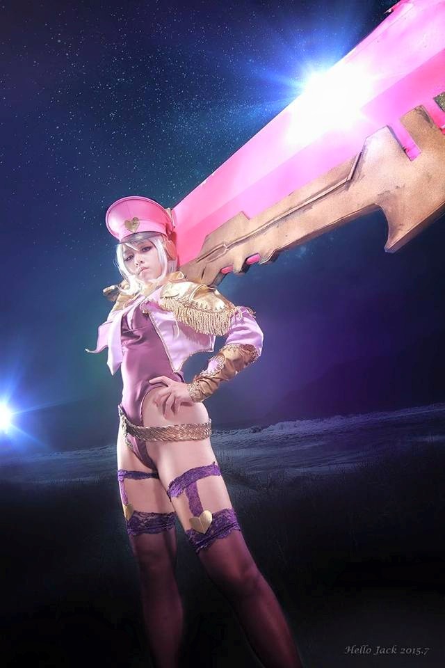 league-of-legends-sexy-girls:  Riven Cosplay 