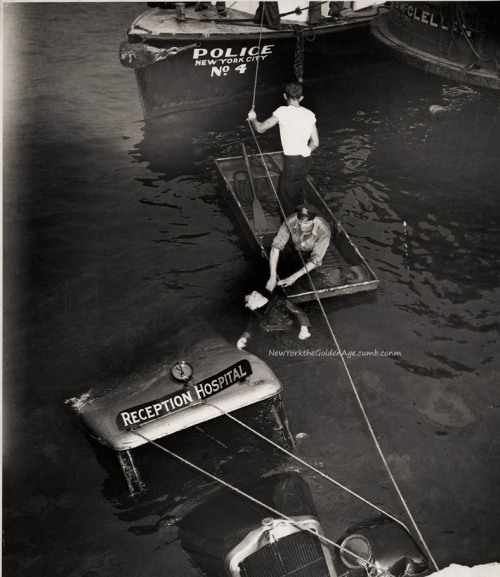newyorkthegoldenage:  A police officer and an assistant removing the body of Reception Hospital ambulance driver Morris Linker from the East River, August 24, 1943.Photo: Weegee via Artblart