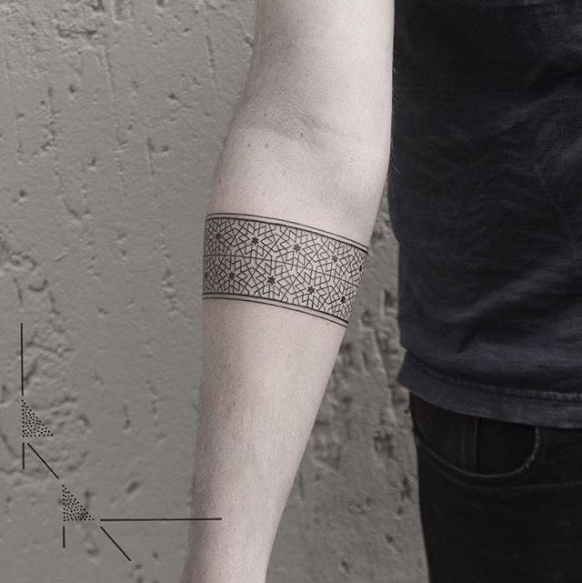 Tatuajes Hombres — Brazalete en el antebrazo derecho. Artista...