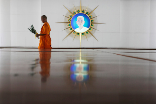 asylum-art:The Dhammakaya Temple,Luke Duggleby Photography The Worlds Largest Buddhist TempleThe eno