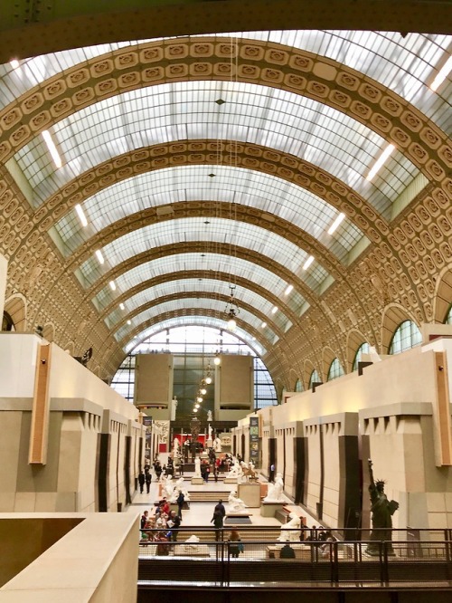 Galerie principale du musée d'Orsay avec Statue de la Liberté, Paris, 2017.