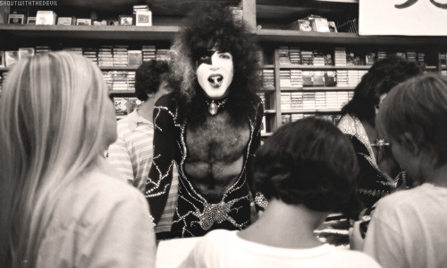 jessywhisper:  shoutwiththedevil: Paul Stanley at Peaches Records on August 14, 1976.  why the hell couldnt i have been born in the 70s like what the fuck…..