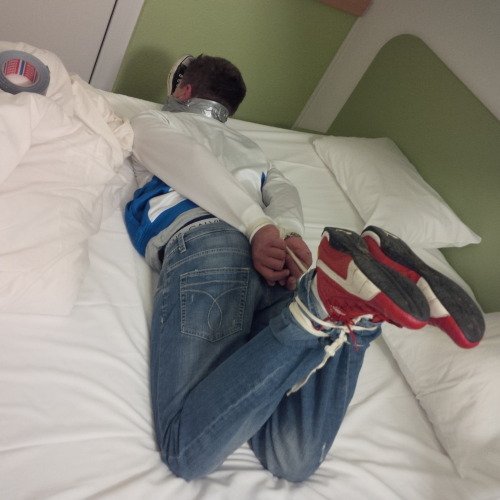 tiedinjeansandsneaks:  so a boy should be kept for hours… 