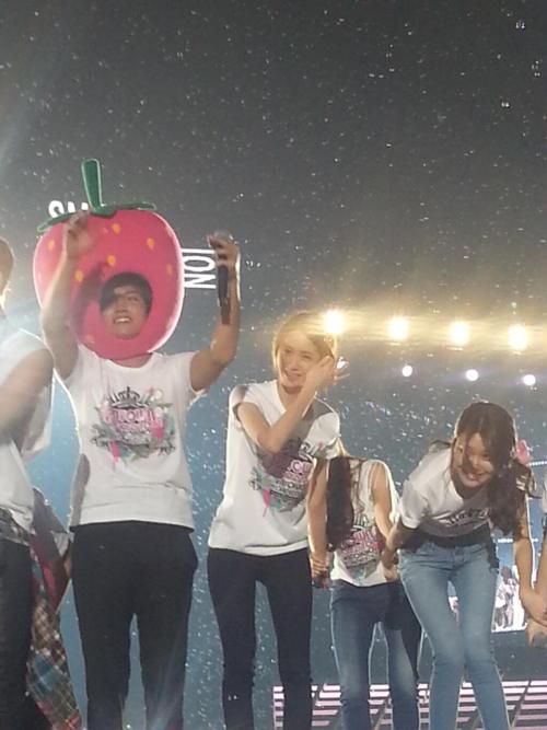 Changmin and YoonA at the end of SMTOWN Tokyo. :D [image credits to day_no1haeyoona@twitter]