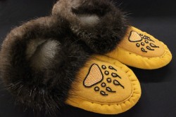 gatitaborrachita:  vegantine:  fyeahindigenousfashion:  moccasins, Dania Mamakeesic for Kitigan  Not only is that an animal hide, it’s got a beaver trim… Disgusting.  You do realize that this is common in many indigenous nations including my own?I