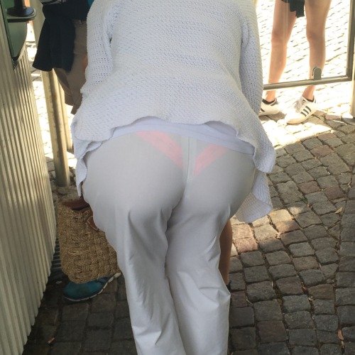 trosfetish: I absolutely love the choice of color and model of panties by this MILF found in the lin